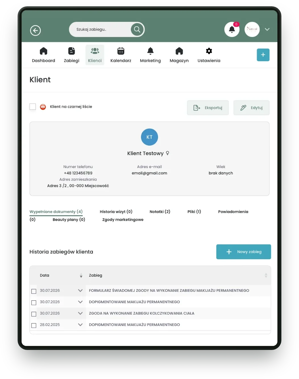Aplikacja BeautyDoc na tablecie: karta klientki z imieniem, nazwiskiem i numerem telefonu oraz zakładkami dokumentów, wizyt, notatek i plików
