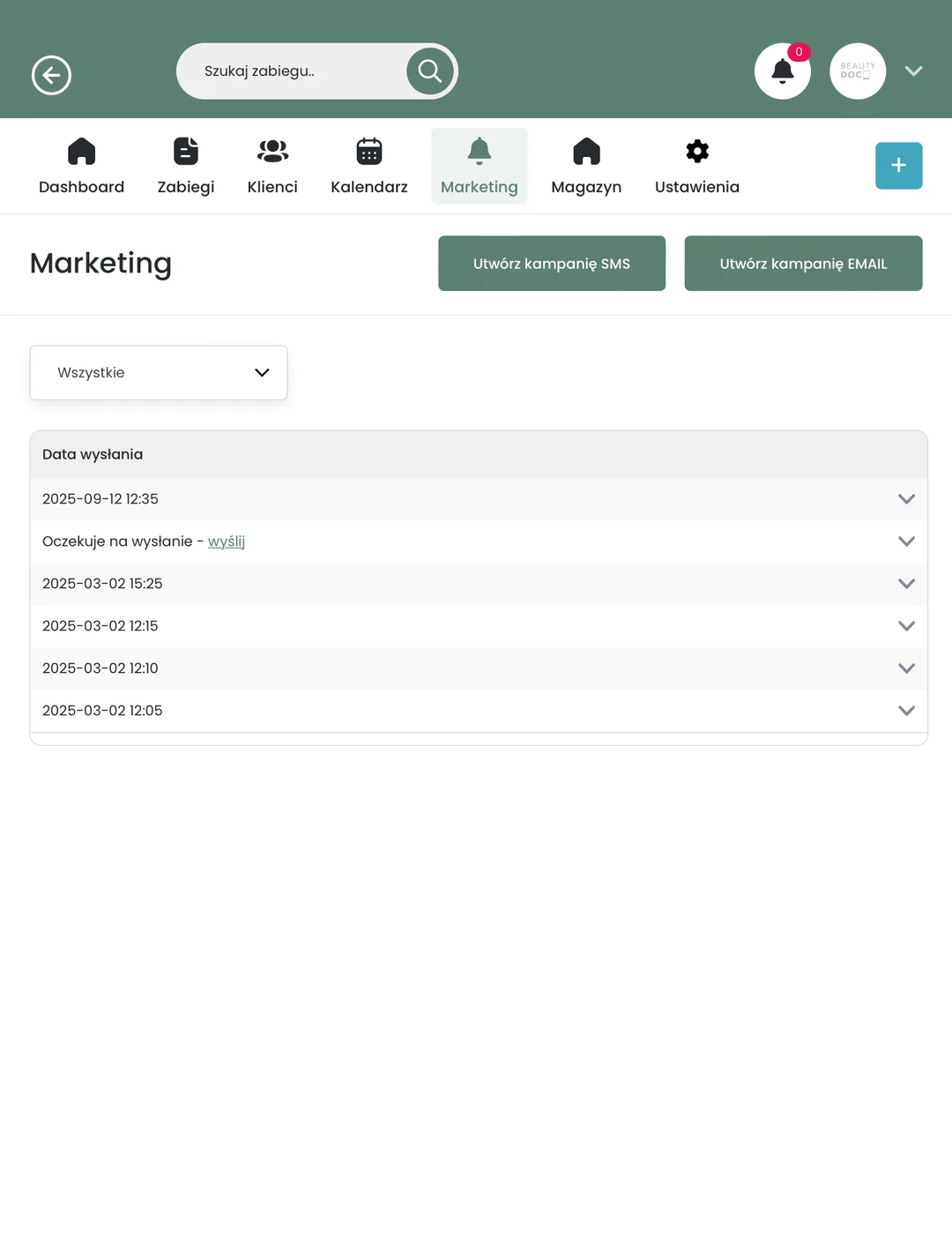 Aplikacja BeautyDoc na tablecie: zakładka Marketing z przyciskami „Utwórz kampanię SMS” i „Utwórz kampanię EMAIL” oraz listą wysyłek z datami